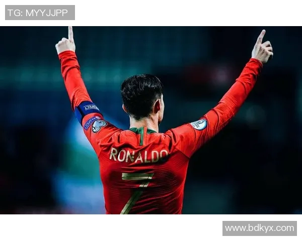 历史足球十大球星排名及其影响力解析：谁才是足坛真正的传奇巨星