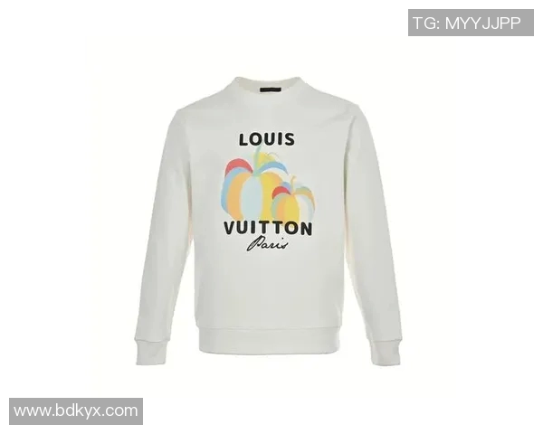 时尚与运动结合足球球星图案卫衣成为街头潮流新宠