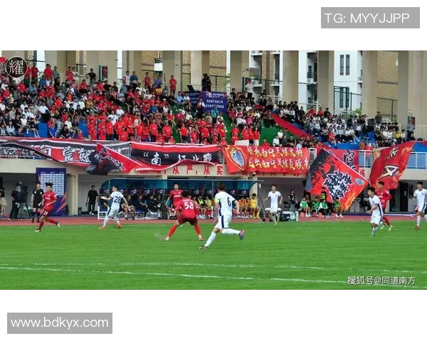 穿白衣的足球球星在赛场上英姿飒爽展现无与伦比的技术与风采